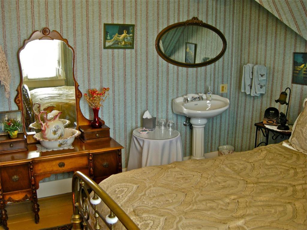 The Old Tower House Bed & Breakfast Норт-Бенд Номер фото