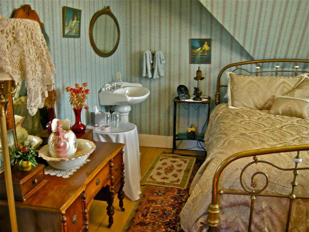 The Old Tower House Bed & Breakfast Норт-Бенд Номер фото