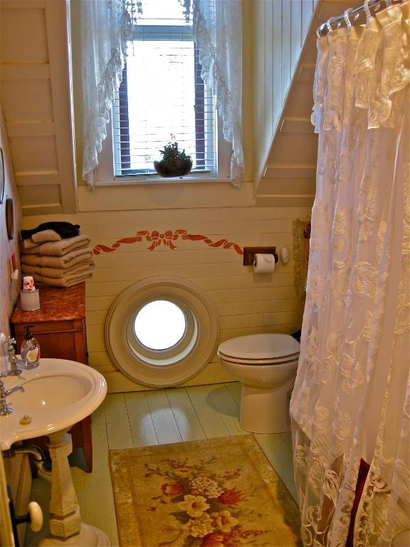 The Old Tower House Bed & Breakfast Норт-Бенд Номер фото